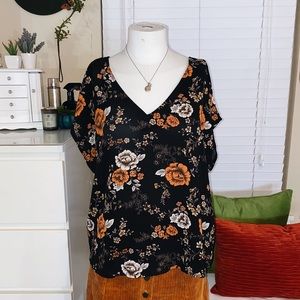 ✨NWT✨ Black Floral V-Back Top